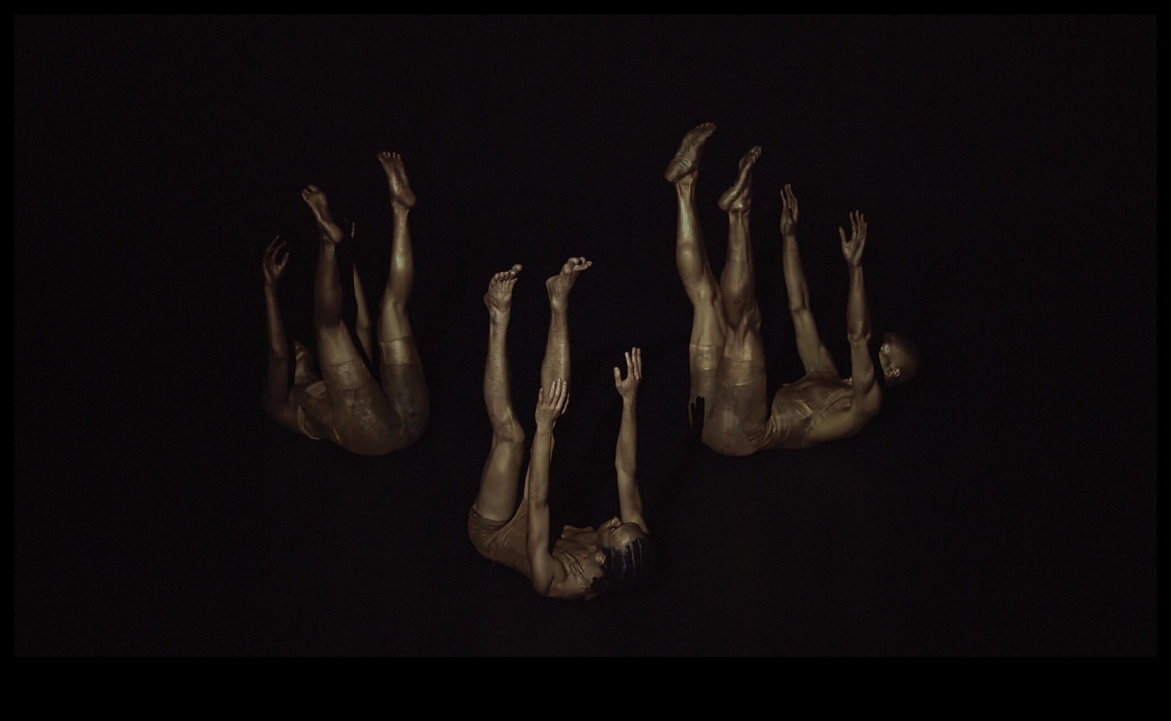 Melnā cauruma balets: graciozas kustības astrofizikālajā dejā