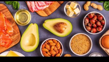 Kā pārvarēt problēmas, ceļojot ar zemu ogļhidrātu diētu