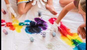 Bērnu kaklasaišu krāsojums: krāsainu valkājamu izstrādājumu izgatavošana