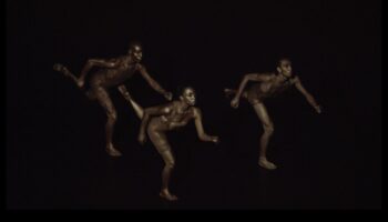 Melnā cauruma balets: graciozas kustības astrofizikālajā dejā