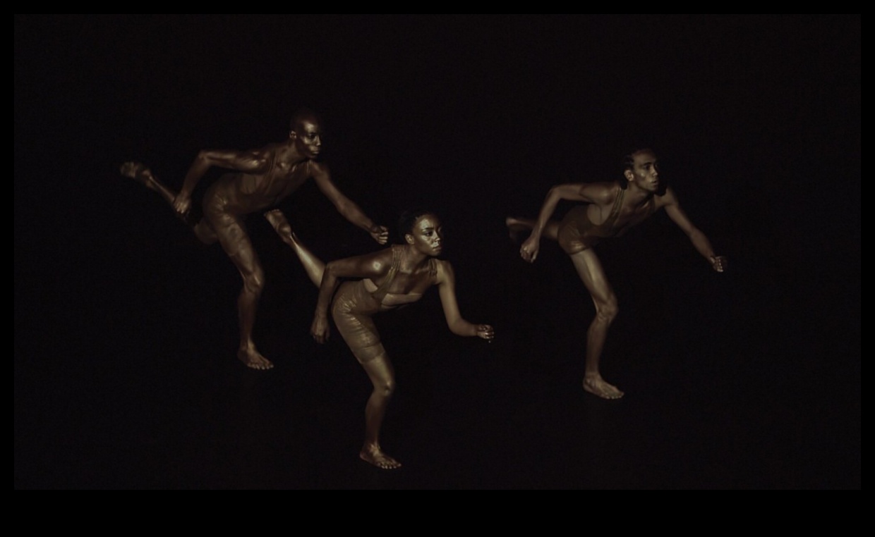 Melnā cauruma balets: graciozas kustības astrofizikālajā dejā